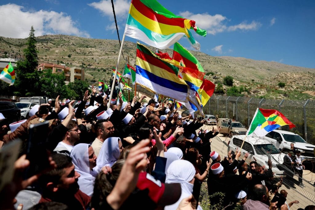 السويداء من الاستقلال إلى الحاضر — مجتمع الجبل واقتصاده وهويته الحيّة 2 دروز إسرائيليون يستقبلون الدروز السوريين لدى عبورهم الحدود باتجاه الجولان المحتل (رويترز)