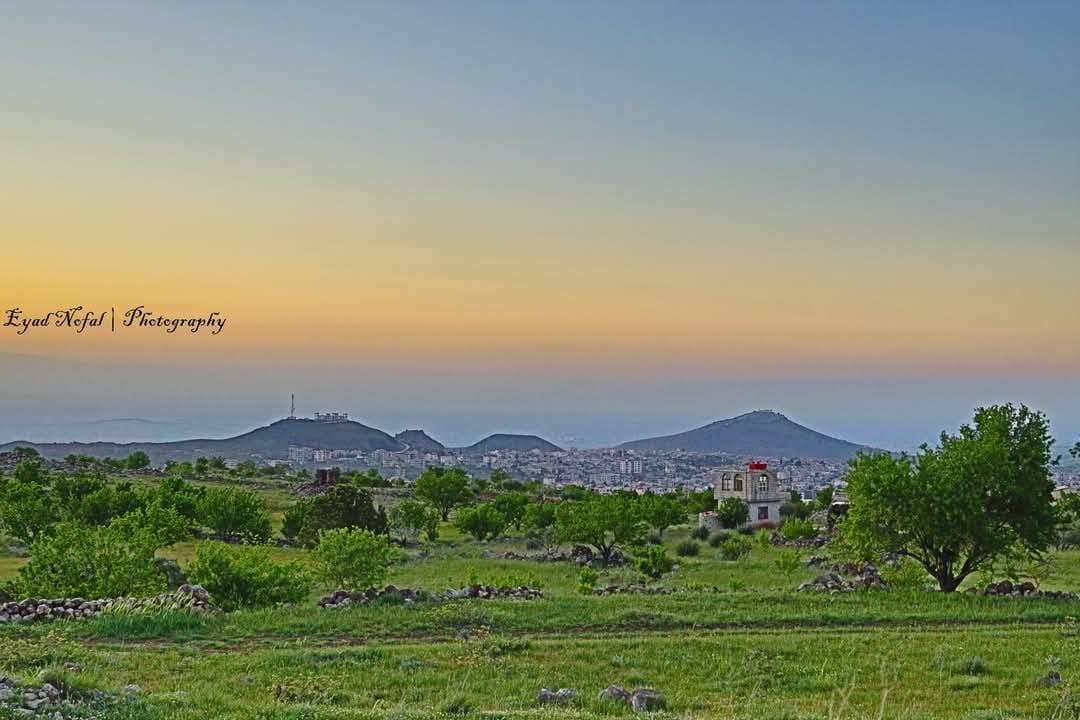 تاريخ تسميات جبل الدروز مشهد بانورامي لجبل العرب في السويداء يعكس طبيعة