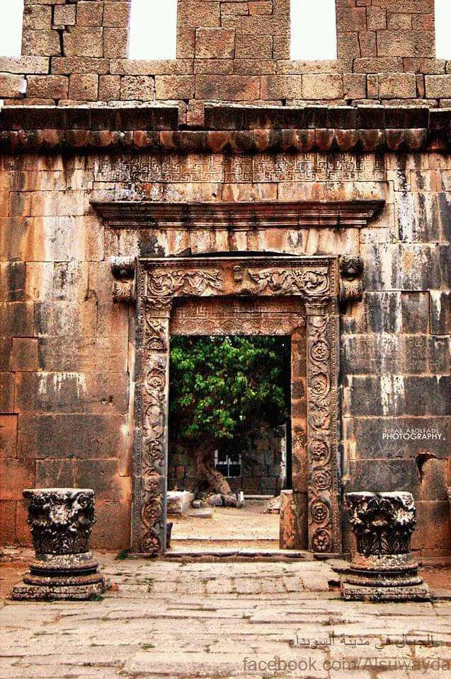 جبل الدروز وحوران. قنوات. مدخل الكنيسة الرومانية المنحوت بشكل جميل، 