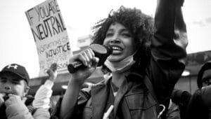 الحرية ليست شعارًا يُرفع في الميادين، بل هي كرامة الإنسان في حياته اليومية.